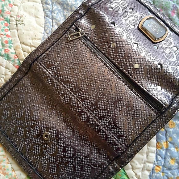 NWOT GUESS WALLET - Picture 2 of 3